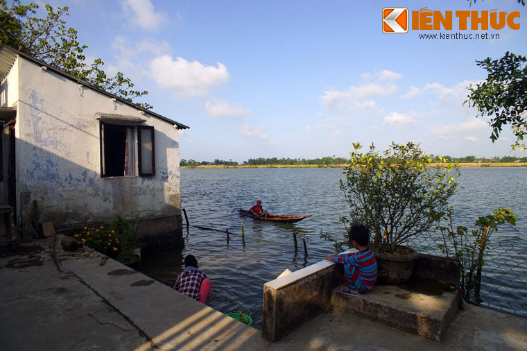 Từ Kinh thành xuôi dòng lên phía Bắc, sông Hương chảy qua các làng xóm, đồng ruộng với khung cảnh yên bình trước khi đổ ra biển qua cửa Thuận An.