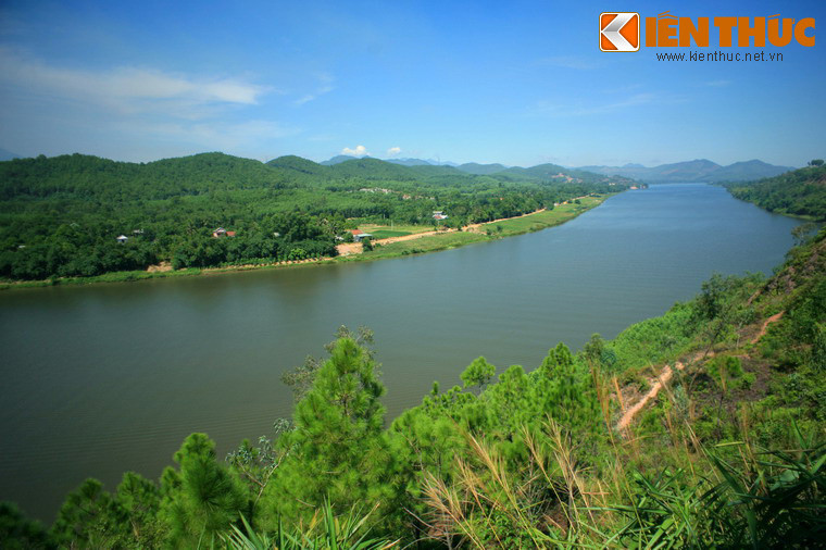 Đồi Vọng Cảnh là một danh thắng nằm cách trung tâm thành phố Huế 7km. Đây là địa điểm lý tưởng để thưởng lãm vẻ đẹp của sông Hương từ trên cao.