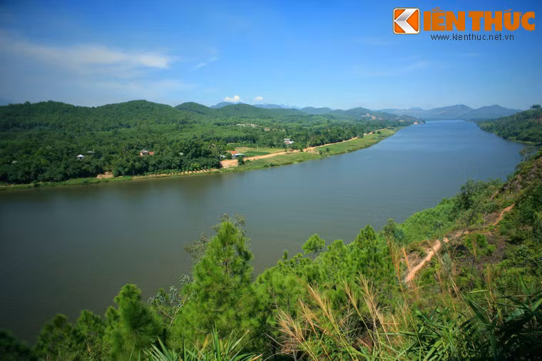 Đồi Vọng Cảnh là một danh thắng nằm cách trung tâm thành phố Huế 7km. Đây là địa điểm lý tưởng để thưởng lãm vẻ đẹp của sông Hương từ trên cao.