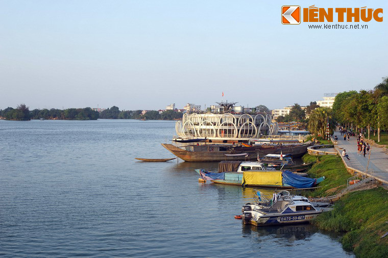 Sẽ không phải là phi lý khi cho rằng, sông Hương đã góp phần đem lại cho cuộc sống cũng như tính cách người Huế sự dịu dàng, bình thản, giống như dòng chảy êm đềm qua nhiều thế kỷ.