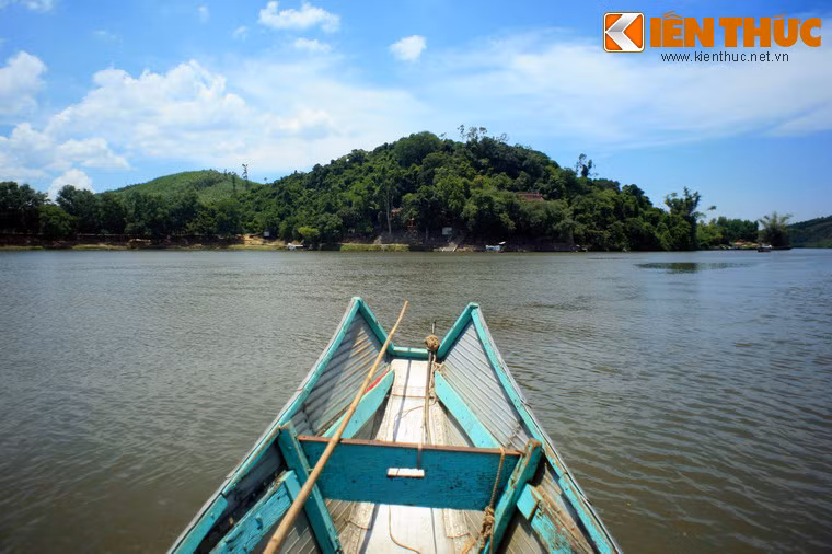 Một địa điểm tâm linh nổi tiếng khác bên sông Hương là điện Hòn Chén nằm trên núi Ngọc Trản, thuộc địa phận thị xã Hương Trà. Đây vốn một là một đền thờ của người Chăm, được người Việt kế thừa làm điện thờ bà Thiên Y A Na (cách người Việt gọi nữ thần Po Nagar của văn hóa Chăm).