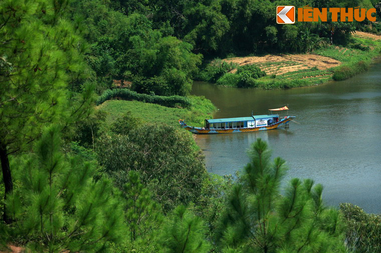 Khác với nhiều con sông ở miền Trung, sông Hương có nước chảy rất chậm vì mực nước sông không cao hơn nhiều so với mực nước biển. Màu nước luôn xanh trong dưới ánh mặt trời là một nét đặc trưng khác của dòng sông biểu tượng xứ Huế.