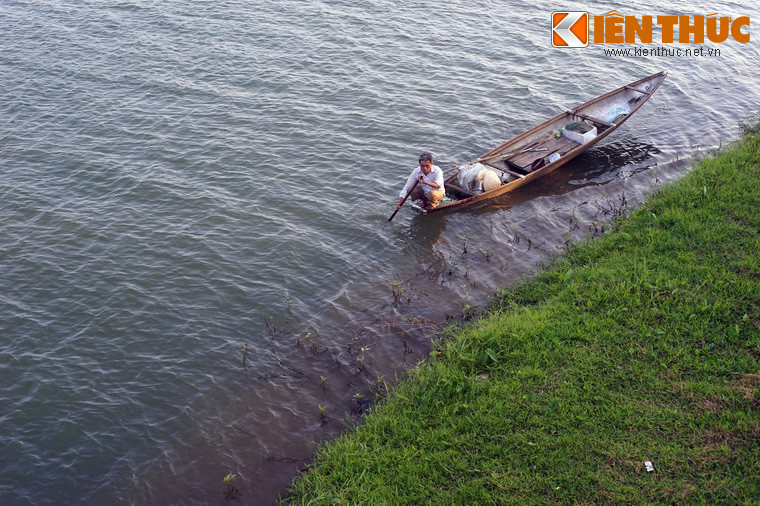 Càng gần Kinh thành, địa hình càng bằng phẳng. Tại đây con sông chảy qua các làng mạc trù phú như Kim Long, Nguyệt Biều, Vỹ Dạ, Đông Ba, Gia Hội, chợ Dinh, Nam Phổ, Bao Vinh...