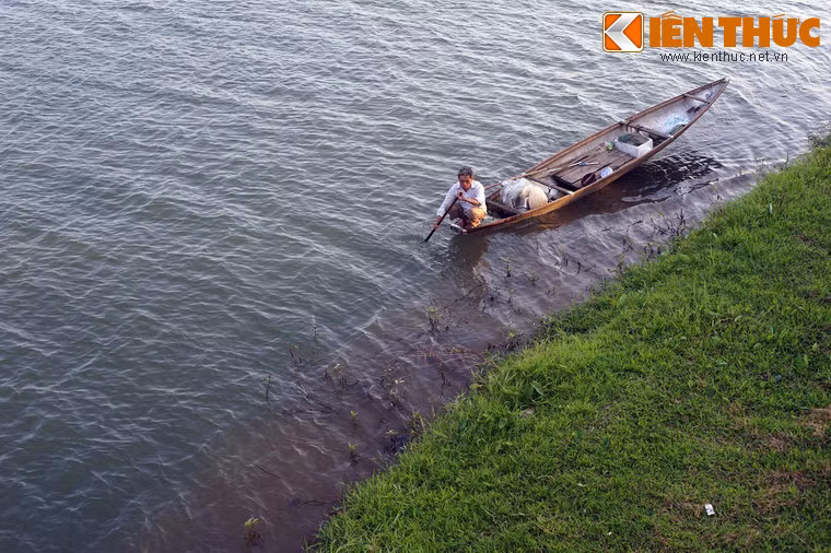 Càng gần Kinh thành, địa hình càng bằng phẳng. Tại đây con sông chảy qua các làng mạc trù phú như Kim Long, Nguyệt Biều, Vỹ Dạ, Đông Ba, Gia Hội, chợ Dinh, Nam Phổ, Bao Vinh...