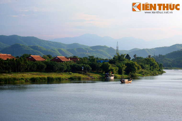 Với vẻ đẹp thơ mộng của mình, sông Hương đã trở thành nguồn cảm hứng cho nhiều tác phẩm nghệ thuật bất hủ qua nhiều thế hệ văn nghệ sĩ của Huế nói riêng và cả nước nói chung.