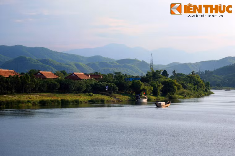 Với vẻ đẹp thơ mộng của mình, sông Hương đã trở thành nguồn cảm hứng cho nhiều tác phẩm nghệ thuật bất hủ qua nhiều thế hệ văn nghệ sĩ của Huế nói riêng và cả nước nói chung.