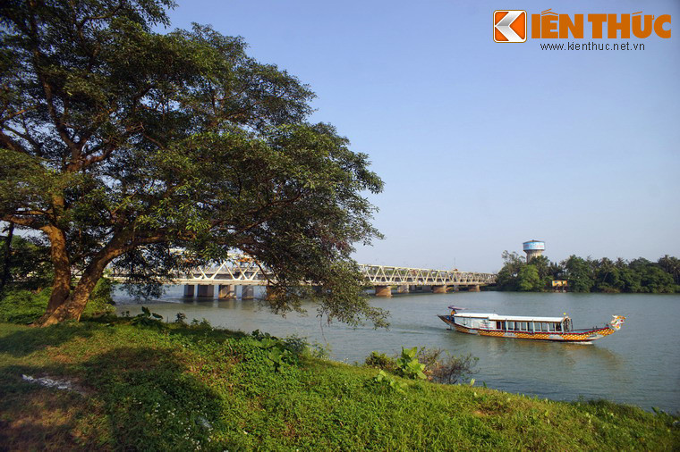 Với du khách phương xa, đi du thuyền dọc theo dòng sông Hương để nhìn ngắm phong cảnh và lắng nghe những điệu ca Huế truyền thống sẽ là trải nghiệm không thể nào quên ở mảnh đất Cố đô.