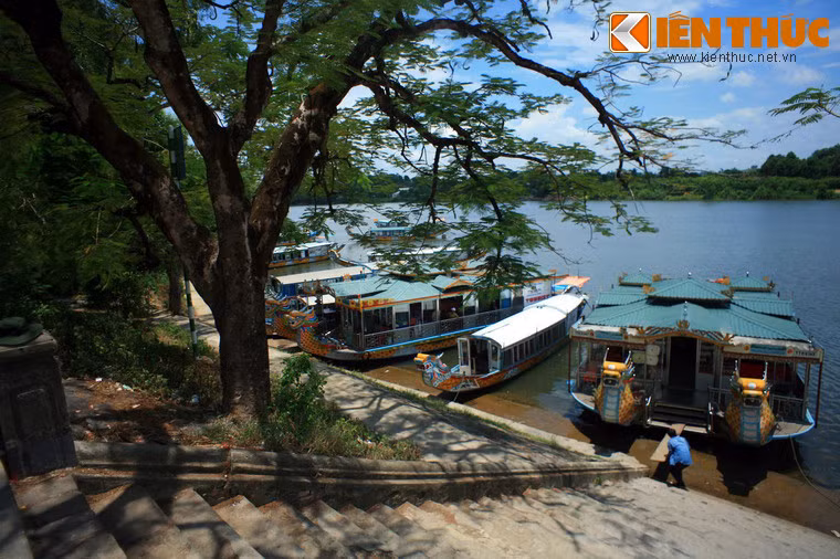 Khi Cố đô Huê trở thành Di sản thế giới, sông Hương cũng trở thành dòng sông di sản. Các tuyến du lịch gắn với sông Hương đã đóng góp một phần không nhỏ cho sự phát triển của ngành du lịch xứ Huế.