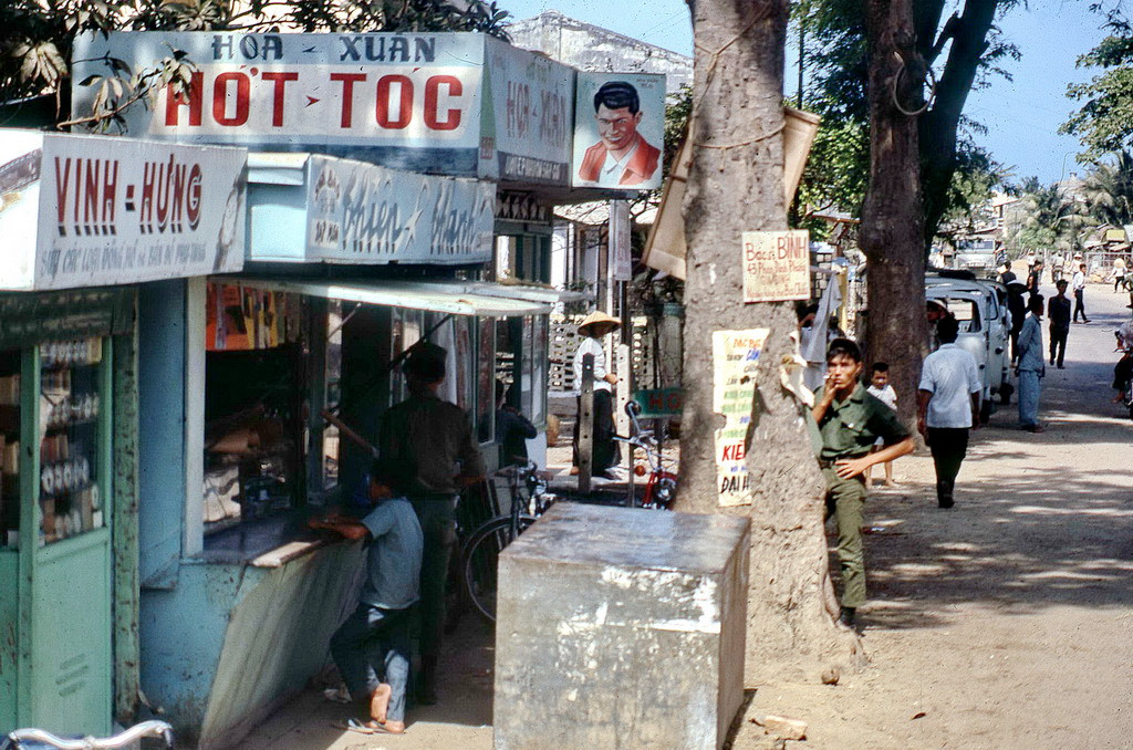 Các cửa hàng sửa đồng hồ, tạp hóa, tiệm hớt tóc... ở một góc phố Vũng Tàu. Ảnh: Terry Maher.