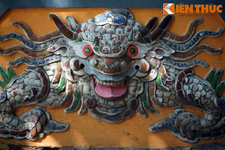 Thành giếng và nền sân quanh giếng đã được xây lại kiên cố bằng bê tông, có bài trí mô típ rồng của kiến trúc cung đình Huế.