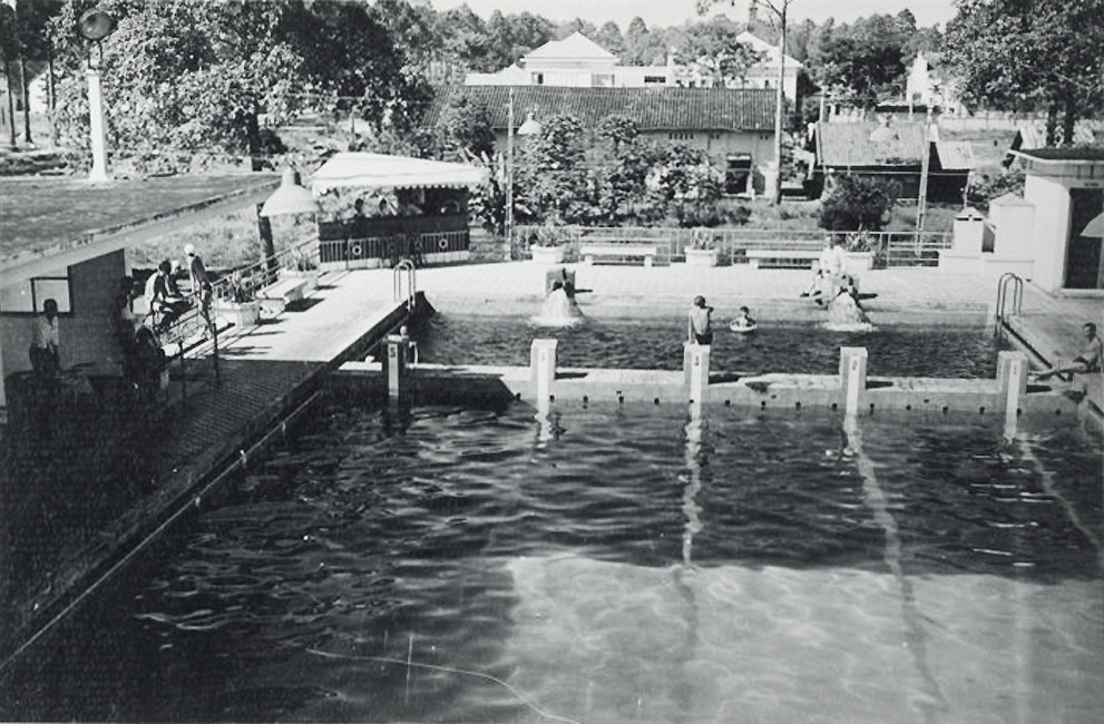 Toàn cảnh hồ bơi Đô Thành nhìn từ cầu nhảy.