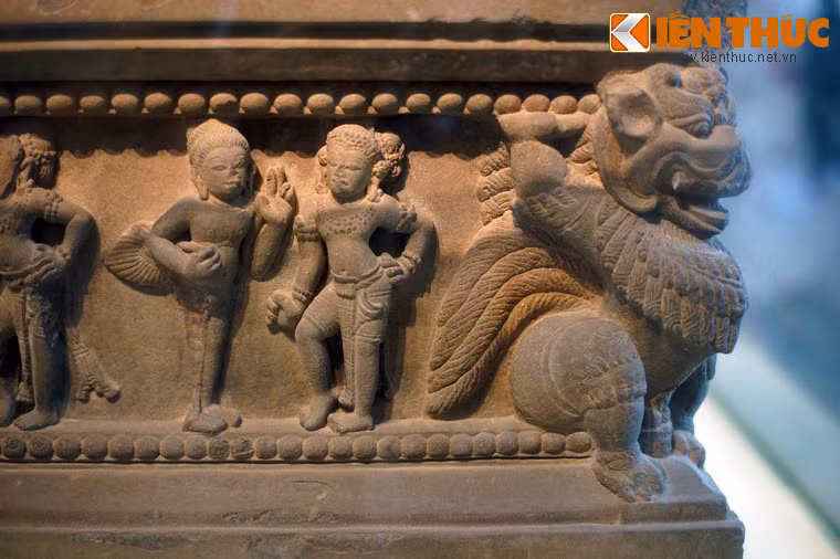 Đã có nhiều ý kiến xoay quanh ý nghĩa của các mảng trang trí ở bốn mặt bệ đài thờ. Năm 1930, nhà nghiên cứu Jean Przyluski cho rằng những trang trí này minh hoạ cho truyền thuyết về việc thành lập nước Phù Nam.