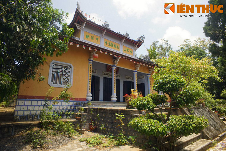 Chính điện của chùa có ba gian hai chái, nằm trên nền cao khoảng một mét, có bốn lối dẫn lên, hai lối phía trước và hai lối hai bên.