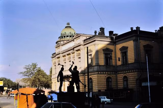 Tượng đài Thợ rèn bên ngoài Học viện Âm nhạc Quốc gia, 1968. Ảnh: Vintag.