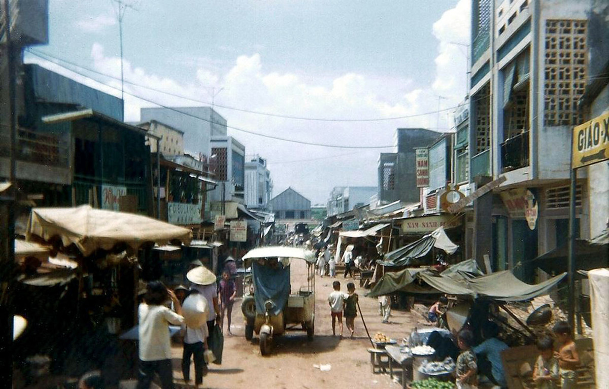 Một khu chợ ở Biên Hòa. Ảnh: David Stromberger.