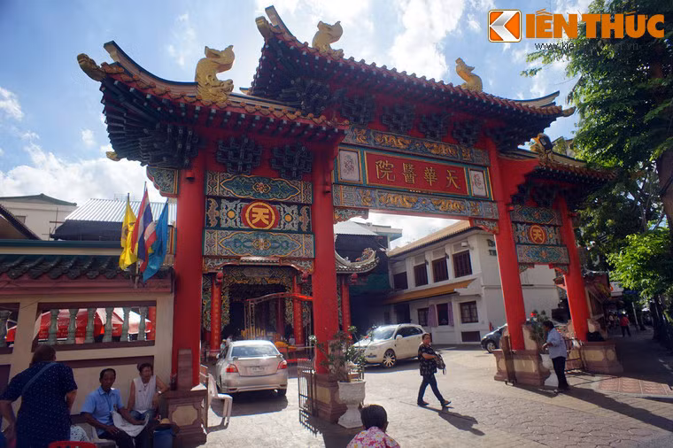 Các địa điểm nổi bật trong số đó là chùa Mangkon Kamalawat và đền Kuan Yim (trong ảnh).