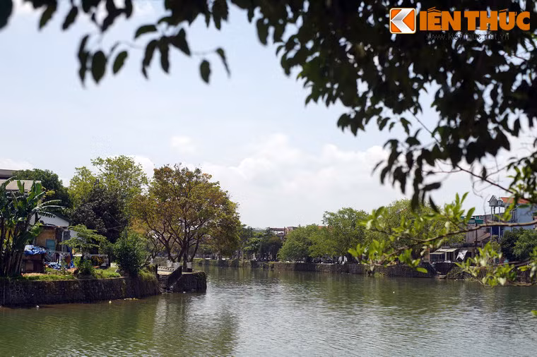 Nằm bên bờ sông Đông Ba, nhiều địa danh lịch sử nổi tiếng của Cố đô Huế cũng gắn liền với tên gọi Đông Ba.