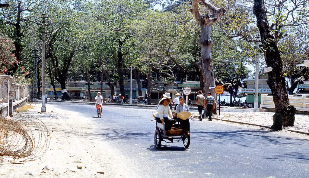 Đường Quang Trung, khu vực Bãi Trước. Ảnh: Terry Maher.