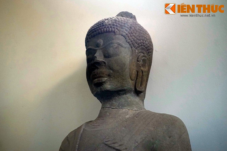 Chiếc đầu thứ hai đã được chuyển về Hà Nội trước năm 1936 và hiện bảo quản tại Bảo tàng Lịch sử Quốc gia Việt Nam. Đầu tượng đang trưng bày được phục chế gần đây theo phương pháp đổ khuôn từ nguyên bản.