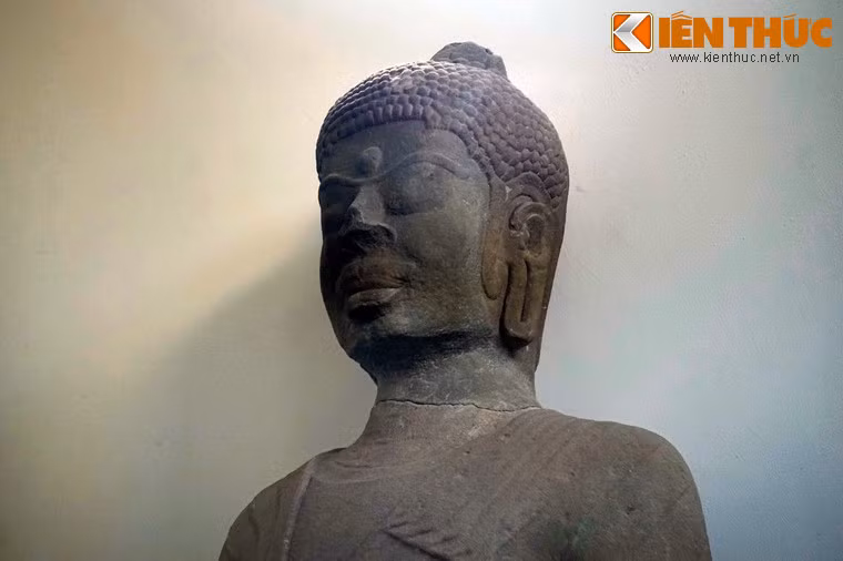 Chiếc đầu thứ hai đã được chuyển về Hà Nội trước năm 1936 và hiện bảo quản tại Bảo tàng Lịch sử Quốc gia Việt Nam. Đầu tượng đang trưng bày được phục chế gần đây theo phương pháp đổ khuôn từ nguyên bản.