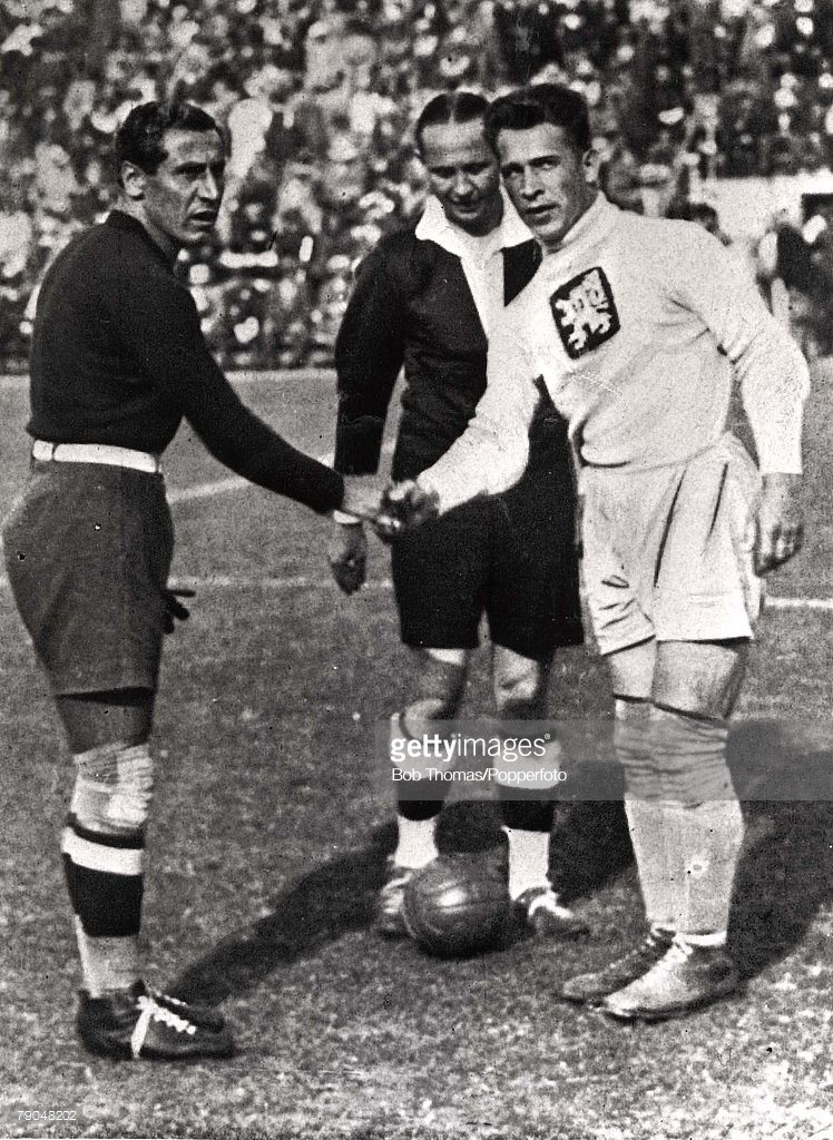 Đội trưởng đội Italia Combi bắt tay với đội trưởng Tiệp khắc Planicka trước trận chung kết. Cả hai cầu thủ này đều là thủ môn. Ảnh: Getty.