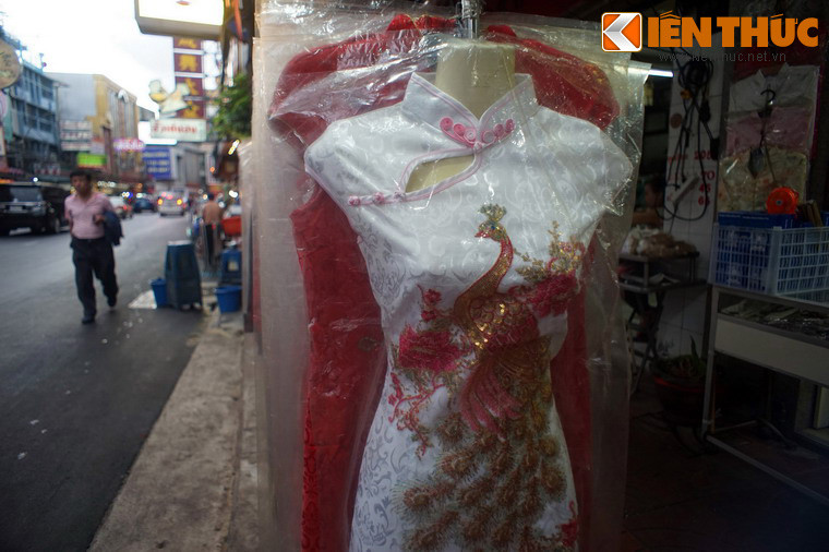 Những bộ xường xám Trung Hoa được bày bán trên đường Yawarat.