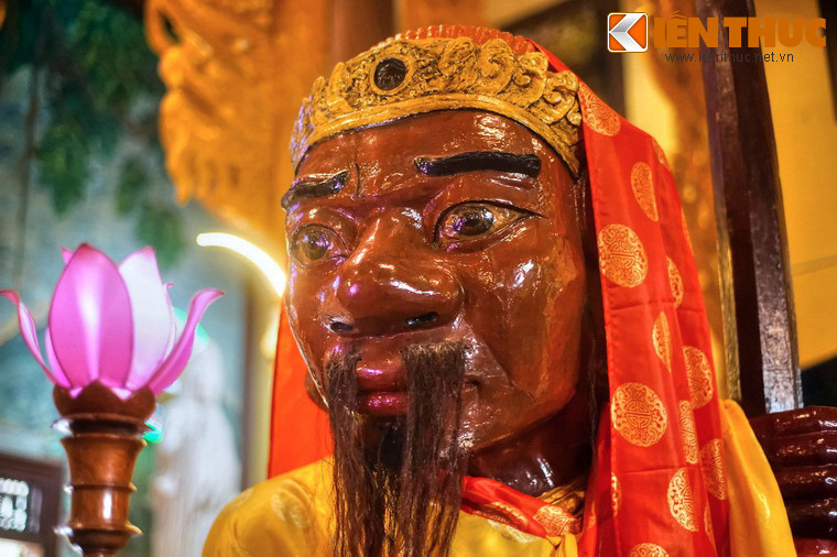 Theo giai thoại này, Ông Đỏ có tên là Huỳnh Tấn Công (người Quảng Nam), Ông Đen là Lý Xuân Điền (người Quảng Bình). Ông Đỏ là quan văn, Ông Đen là quan võ thời nhà Trần. Giữa hai ông có một tình bạn rất keo sơn.