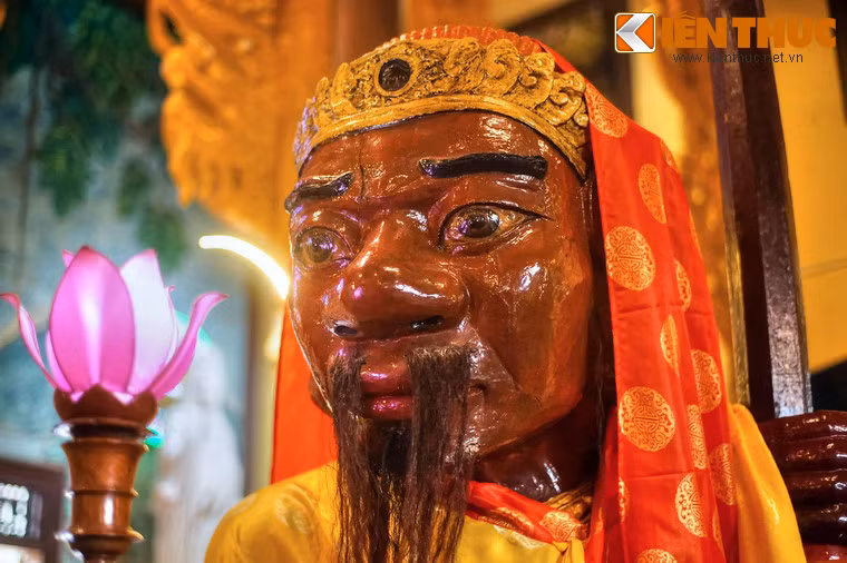 Theo giai thoại này, Ông Đỏ có tên là Huỳnh Tấn Công (người Quảng Nam), Ông Đen là Lý Xuân Điền (người Quảng Bình). Ông Đỏ là quan văn, Ông Đen là quan võ thời nhà Trần. Giữa hai ông có một tình bạn rất keo sơn.