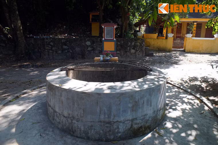 Để nói về chất lượng của nước giếng, người xứ Huế đã truyền nhau câu ca dao: "Chùa Hàm Long thơm trong giếng cấm/ Diêm tiêu nào ngăn được nước trong".