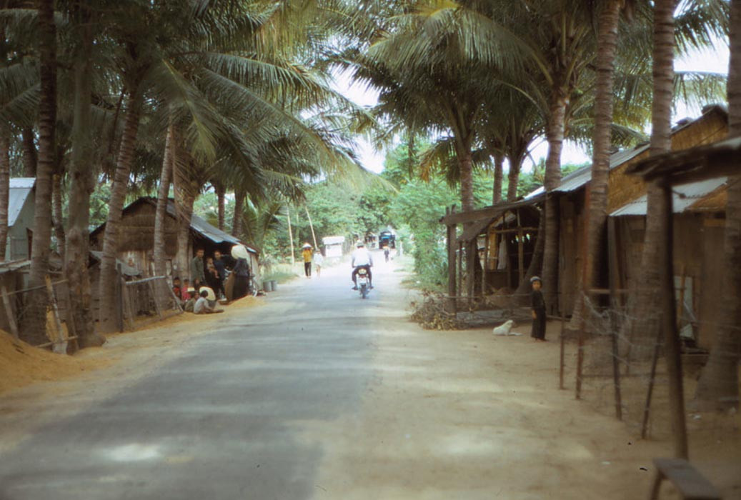 Một con đường ở ngoại ô của Tuy Hòa. Ảnh: Steve.