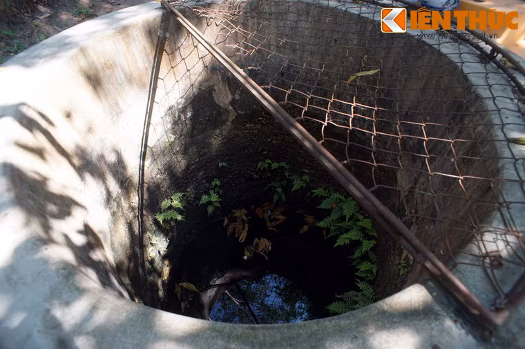 Mới đào ba lát đất, từ dưới giếng có mạch nước trong vắt phun ra liên tục như miệng con rồng. Nước trong vắt, ngon ngọt, mát lạnh, dùng để rửa mặt và uống có cảm giác khoan khoái tràn đầy sinh lực. Từ đó, giếng được đặt tên là Hàm Long...