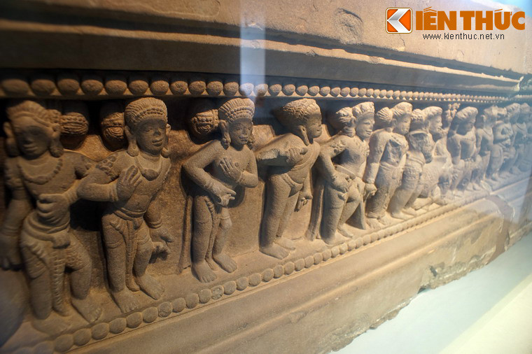 Một năm sau đó, nhà nghiên cứu George Coedes đã bác bỏ giả thuyết này và cho rằng các cảnh của đài thờ thể hiện những giai đoạn khác nhau của cuộc đời thần Krishna như được kể trong tác phẩm Bhagavata Puruna.