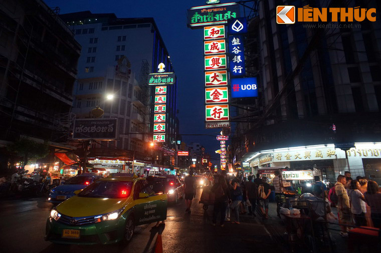 Con đường này rất rực rỡ về đêm khi bảng hiệu neon đủ màu được bật sáng và dòng người tấp nập ra vào các cửa hàng nằm dọc hai bên đường.