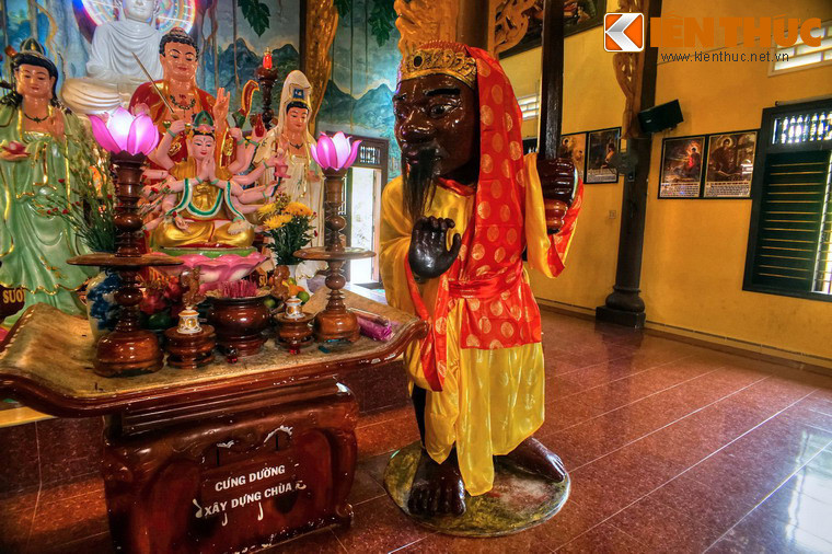 Giai thoại này được ghi chép lại trong nhiều tư liệu cổ với các dị bản khác nhau, nhưng đều nhằm mục đích lý giải về nguồn gốc hai pho tượng cổ ở chùa Nhạn Sơn.