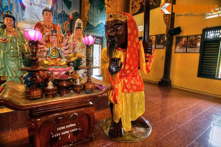 Giai thoại này được ghi chép lại trong nhiều tư liệu cổ với các dị bản khác nhau, nhưng đều nhằm mục đích lý giải về nguồn gốc hai pho tượng cổ ở chùa Nhạn Sơn.