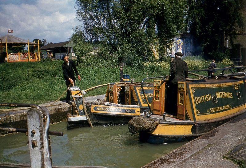 Những con thuyền trên kênh rạch ở hạt Berkhamsted. Ảnh: Hardwicke Knight.