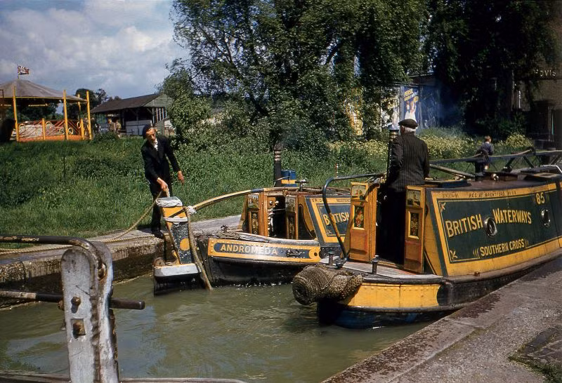 Những con thuyền trên kênh rạch ở hạt Berkhamsted. Ảnh: Hardwicke Knight.