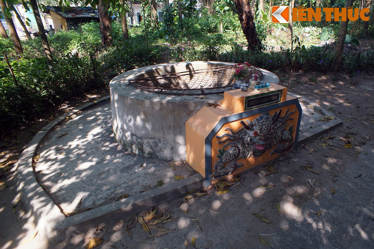 Cuốn "Đại Nam nhất thống chí" có ghi chép lại: "Buổi đầu khai quốc, các quan triều đình thường lấy nước giếng này để vua dùng nên lại có tên là giếng cấm".