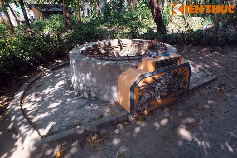 Cuốn "Đại Nam nhất thống chí" có ghi chép lại: "Buổi đầu khai quốc, các quan triều đình thường lấy nước giếng này để vua dùng nên lại có tên là giếng cấm".