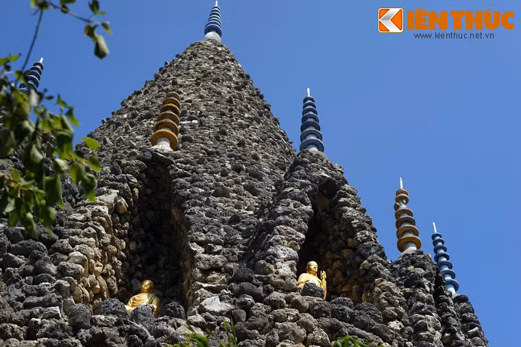 Tháp có 49 tiểu tháp hình chóp vòng quanh từ chân đến đỉnh tháp.