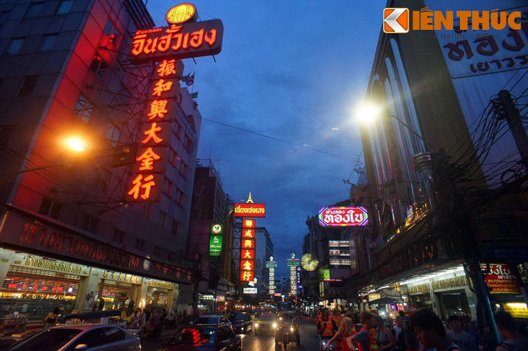 Trong nhiều thập niên, giá đất xung quanh đường Yaowarat luôn cao nhất Thái Lan, chỉ đến những năm gần đây mới nhường chỗ cho khu phố mua sắm Siam Square.