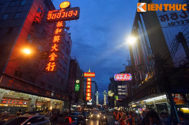 Trong nhiều thập niên, giá đất xung quanh đường Yaowarat luôn cao nhất Thái Lan, chỉ đến những năm gần đây mới nhường chỗ cho khu phố mua sắm Siam Square.