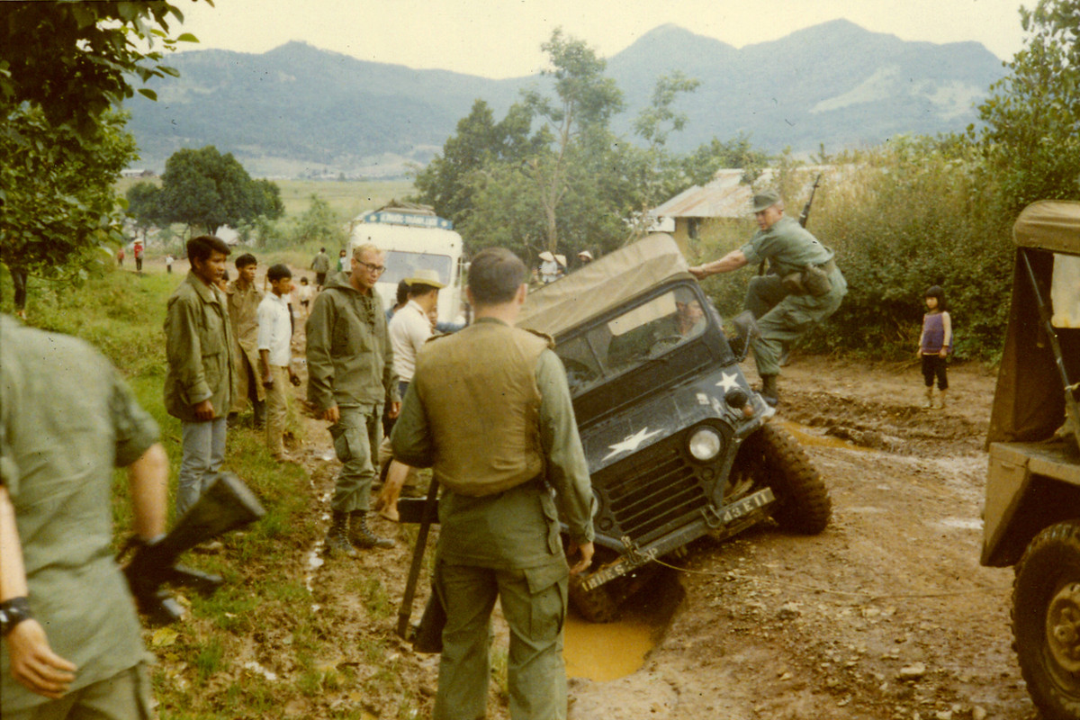 Binh sĩ Mỹ "giải cứu" chiếc xe quân sự bị kẹt trong hố nước ở quốc lộ 20. Ảnh: Tom Petersen.