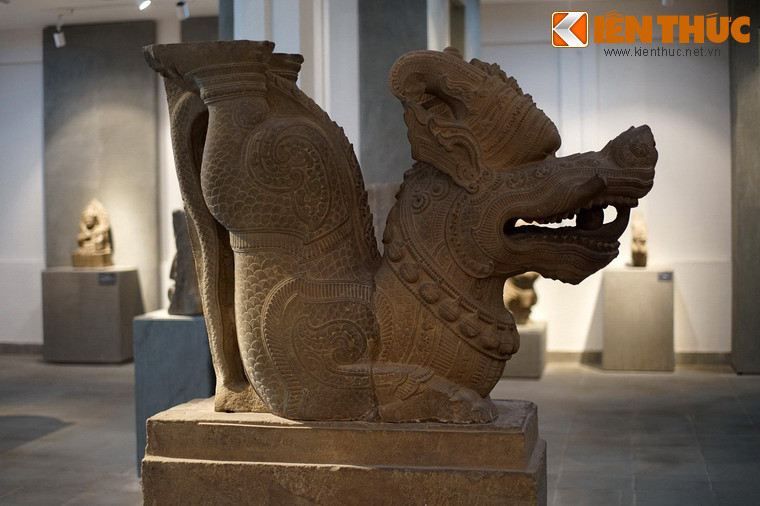 Tượng được tạo dáng trong tư thế chầu với hai chân trước đặt hướng về trước, hai chân sau chổng lên trời, đầu to quá khổ so với thân, trông rất ngộ nghĩnh.