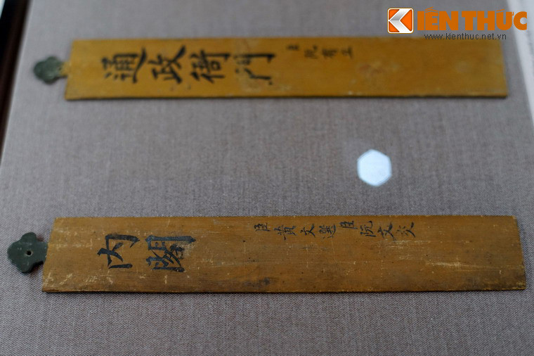 Sau khi vua phê duyệt, thẻ lục đầu được chuyển về Nội Các để lưu giữ bản gốc, sao chép bản phó, đóng dấu quan phòng và trả về sở tại.