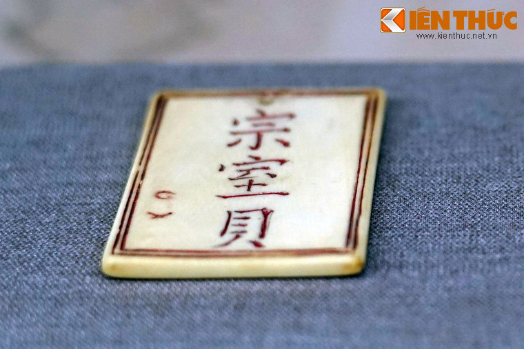 Nội dung thẻ ghi tên, chức vụ và nơi làm việc của người đeo. Thẻ bài trong ảnh này có nội dung: Tôn Thất Bối, Ngũ Đẳng Thị Vệ (thị vệ tên Tôn Thất Bối, cấp bậc 5).