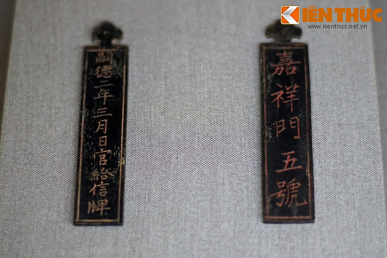 Theo sử sách, từ năm Minh Mạng thứ 14 (năm 1833), để quản lý nhân sự, những người ra vào Hoàng cung bắt buộc phải đeo thẻ bài. Ảnh: Thẻ bài bằng sừng của lính các cổng trong Tử Cấm Thành Huế.
