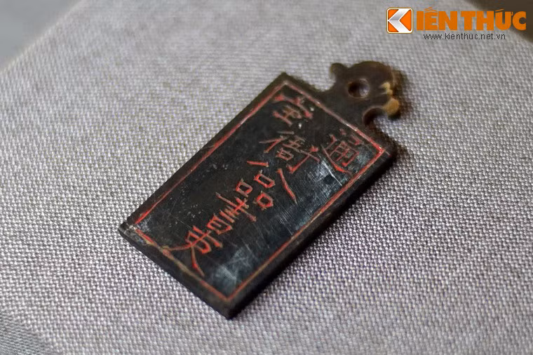 Do những biến động của lịch sử, các loại thẻ bài bằng chất liệu quý như vàng, bạc, ngọc... đã mất mát rất nhiều. Những thẻ bài còn được lưu giữ chủ yếu là bằng sừng hoặc ngà.