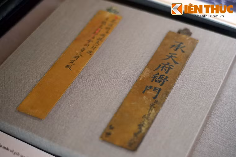 Đi kèm với châu bản là lời tấu trình của các Bộ, Nha, Tự, Viện... được viết trên tấm thẻ bằng gỗ, sơn màu lục phía trên, gọi là thẻ lục đầu.