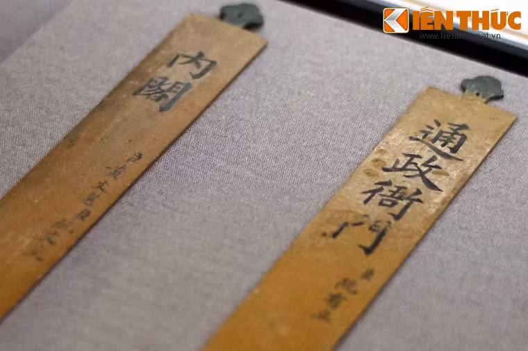 Bên cạnh thẻ bài, bộ máy hành chính của triều đình nhà Nguyễn còn sử dụng một loại thẻ khác là thẻ lục đầu.